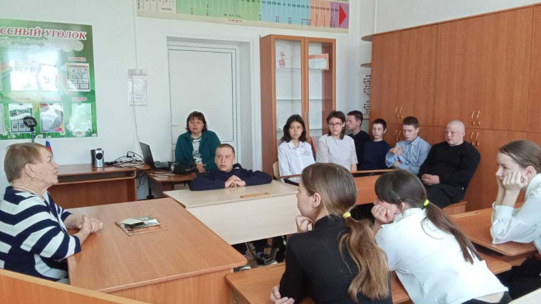 Работа школьного музейного уголка "Связь времен".